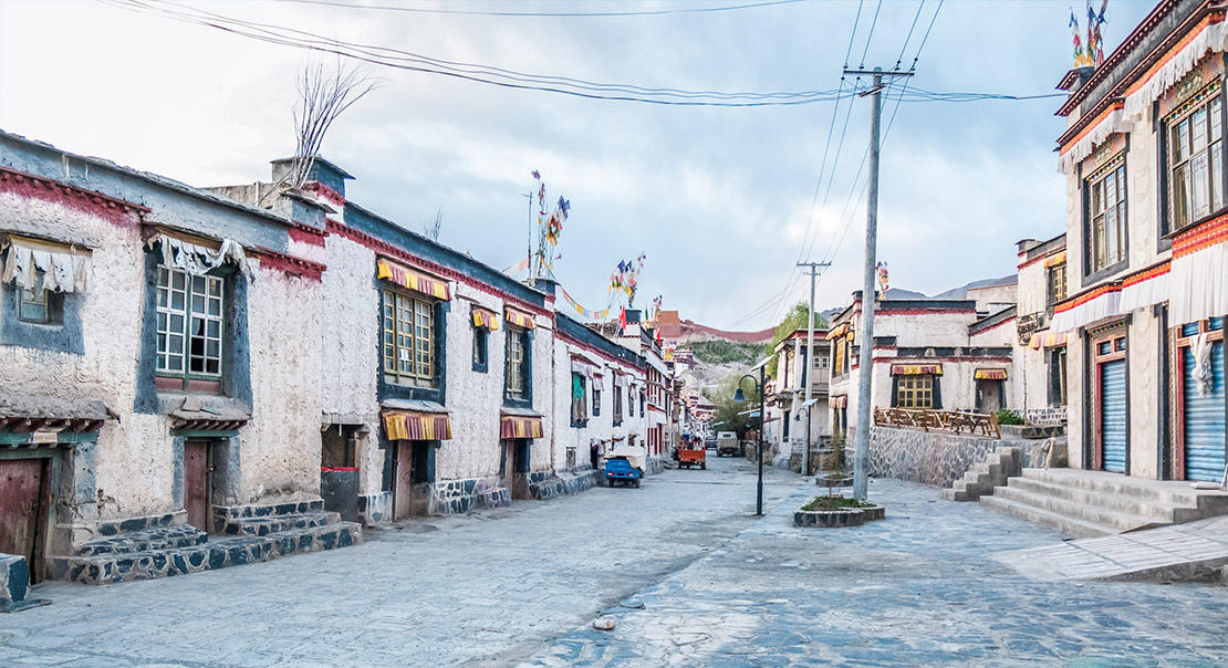 Explore the ancient Gyantse town