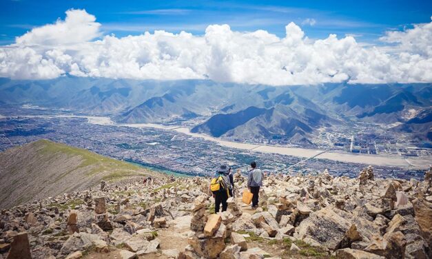 Hiking on Gephel Utse in Lhasa